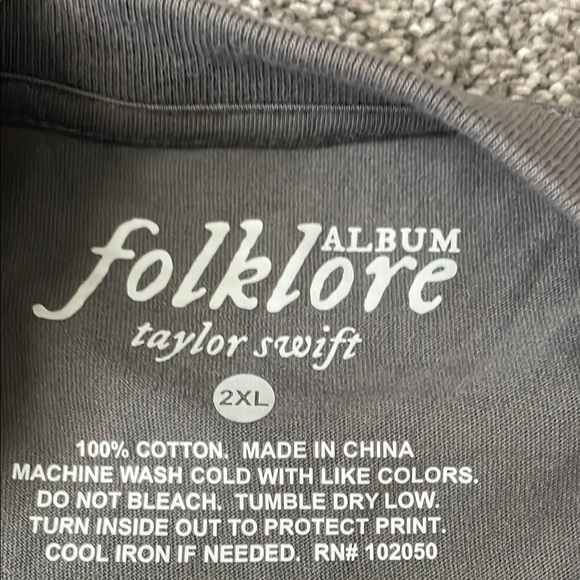 Taylor Swift Gray Graphic T-Shirt - Picture 4 of 4